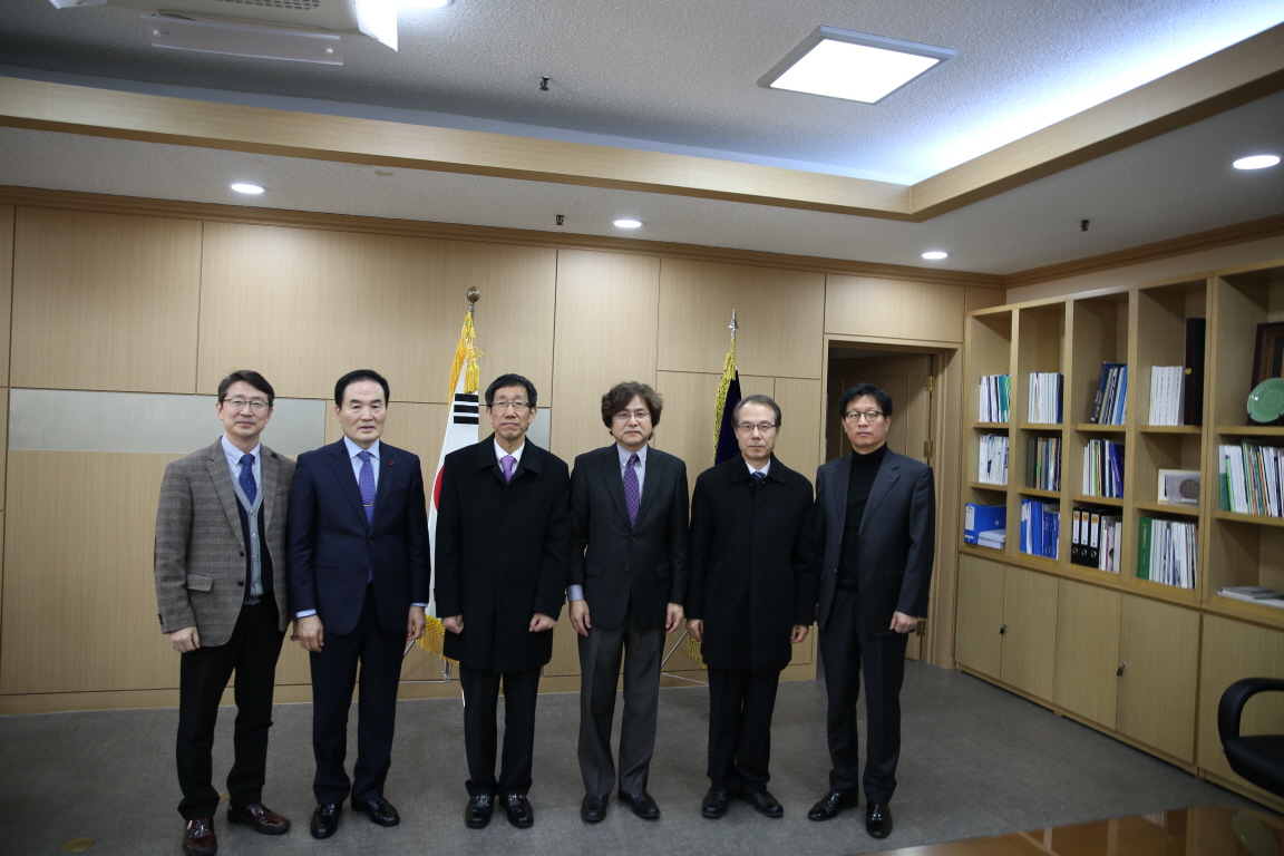 정년 퇴직 경비직원 감사패 전달